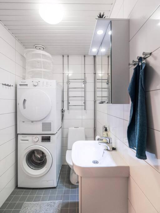 Cozy Roomy Studio Flat Next To Tram Stop @ Kallio Helsinki Buitenkant foto
